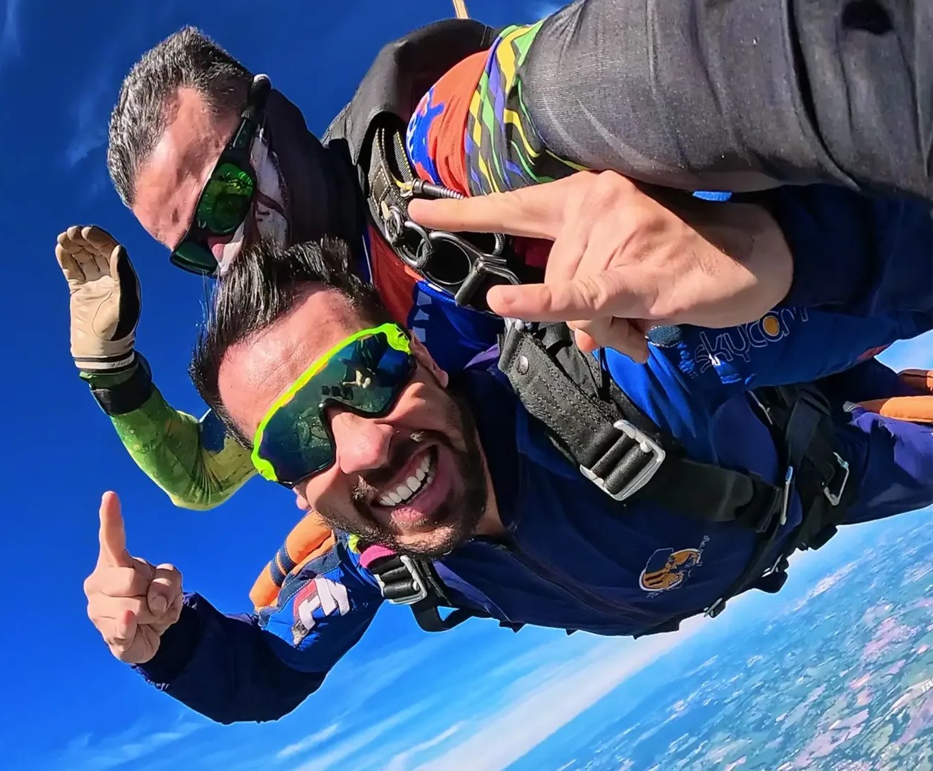 Aluno e instrutor de paraquedismo durante salto duplo de paraquedas