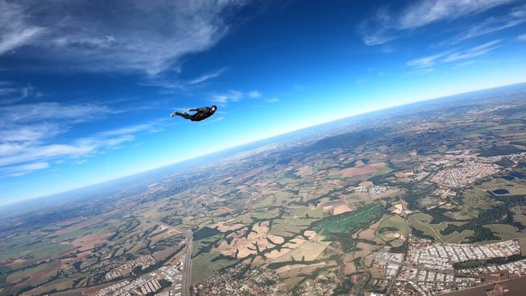 Paraquedista em queda livre após salto solo de paraquedas.