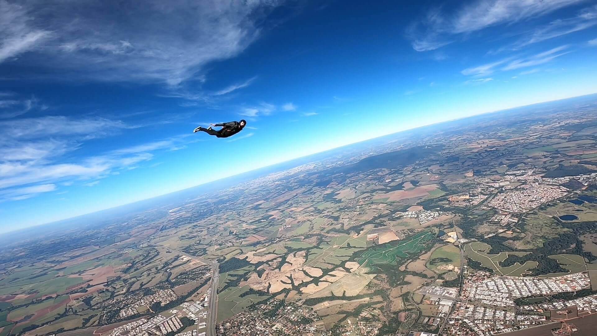 Paraquedista em queda livre após salto solo de paraquedas.