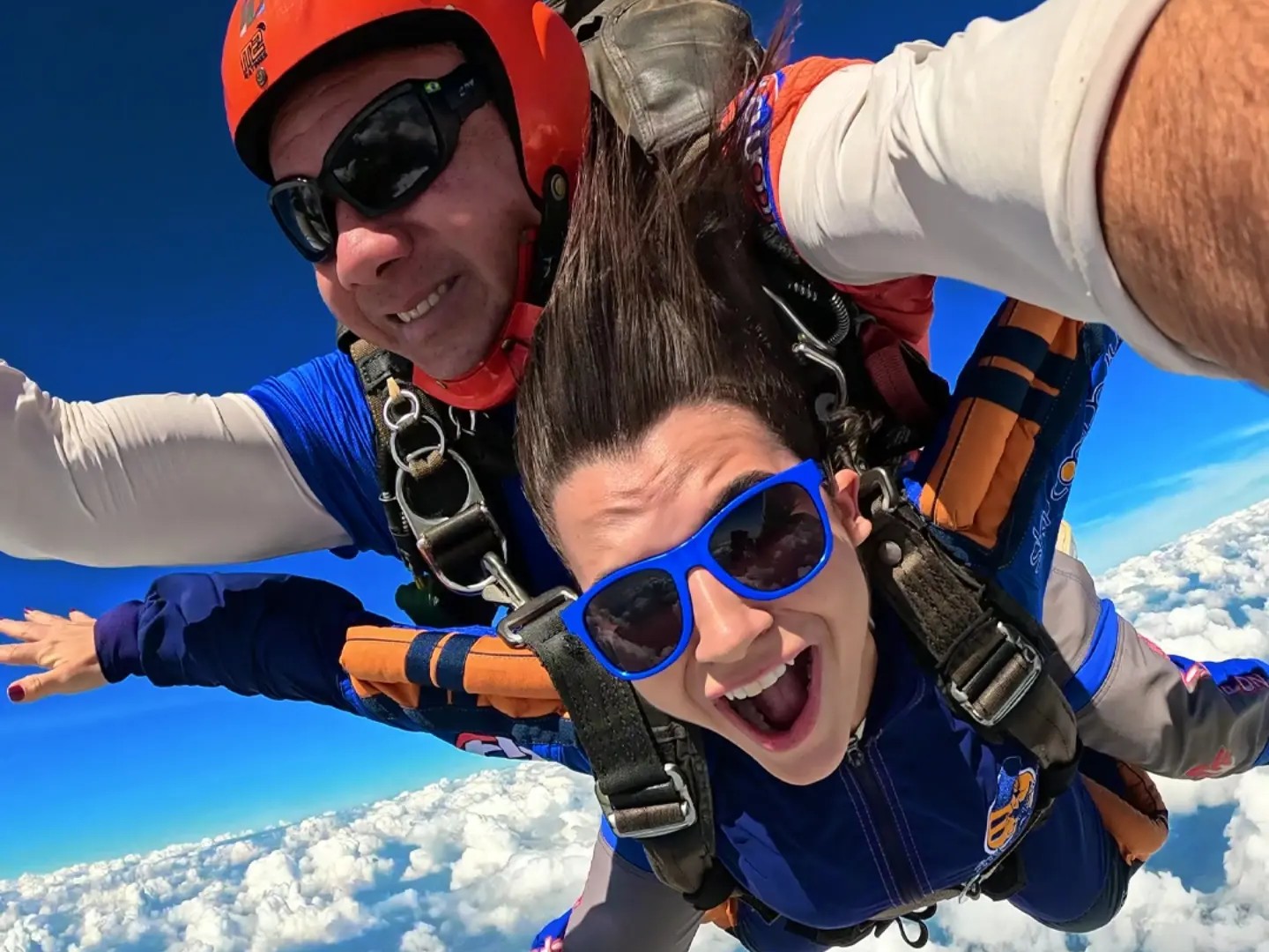 Instrutor de paraquedismo e aluna em queda após salto duplo