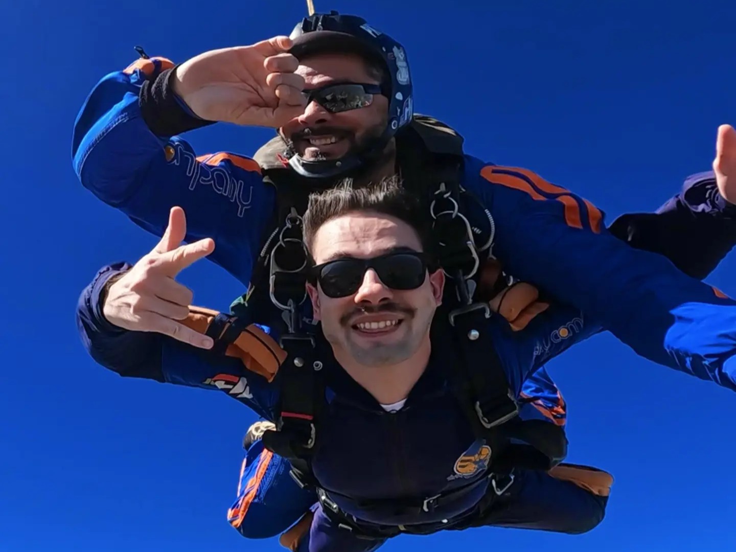 Instrutor de paraquedismo e aluno em queda após salto duplo
