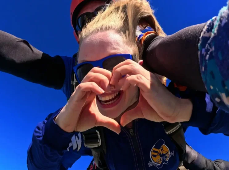 Aluna e instrutor de paraquedismo durante salto duplo